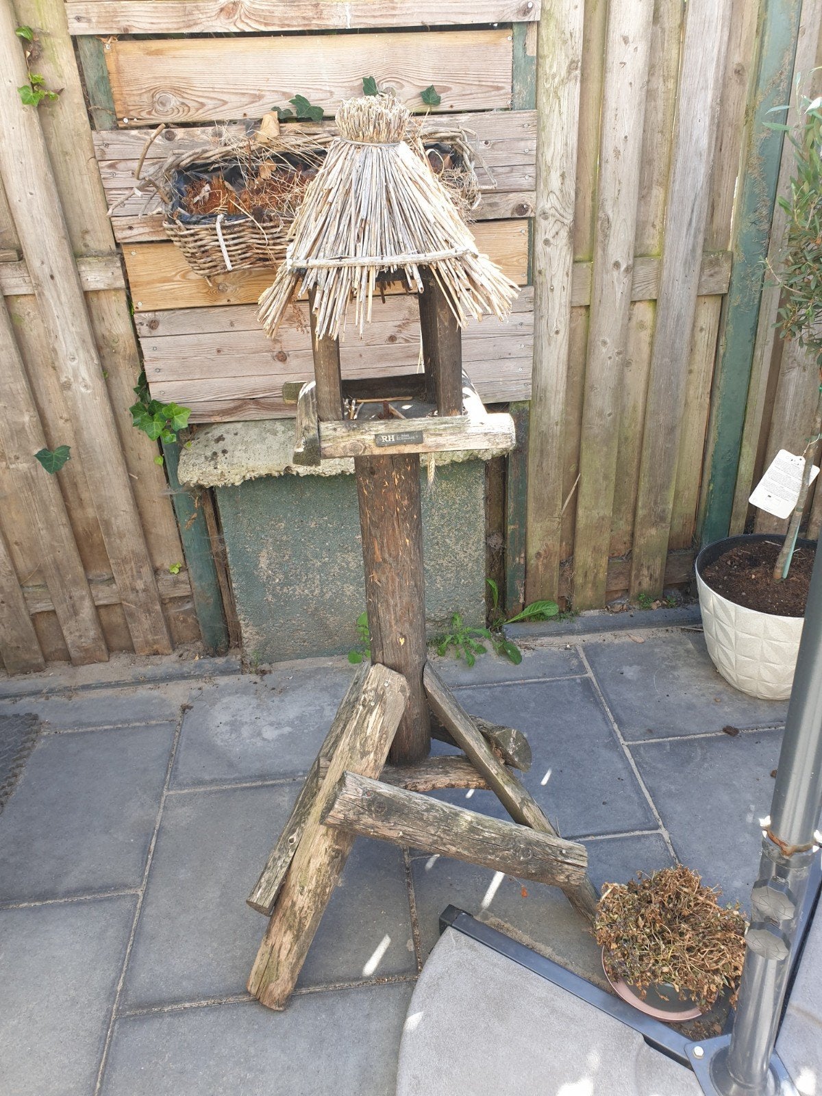 Rustiek houten vogelhuisje op standaard, Ophalen, Gebruikt