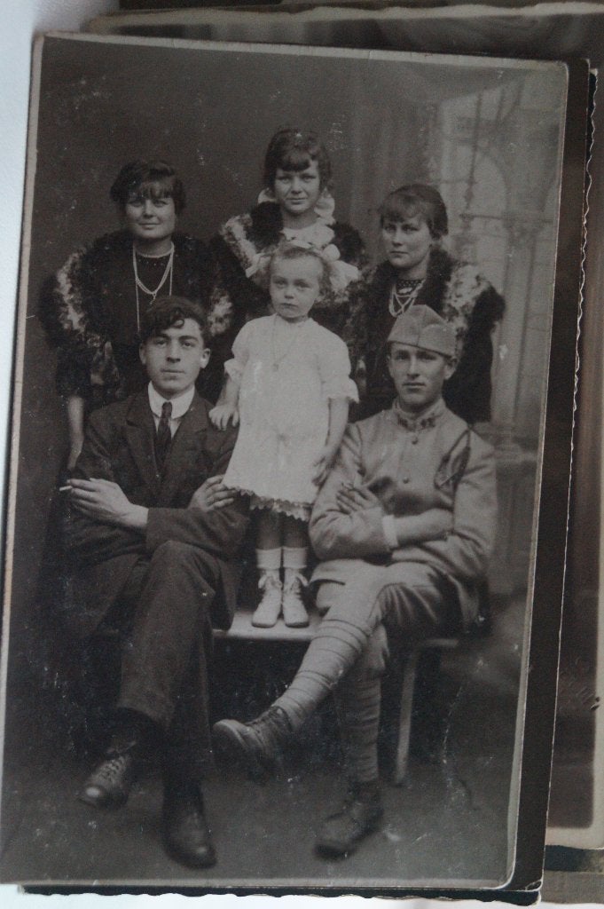 Vintage familie gezin foto - meisje met strik kind, Verzamelen, Foto, Ophalen of Verzenden, Zo goed als nieuw, Voor 1940