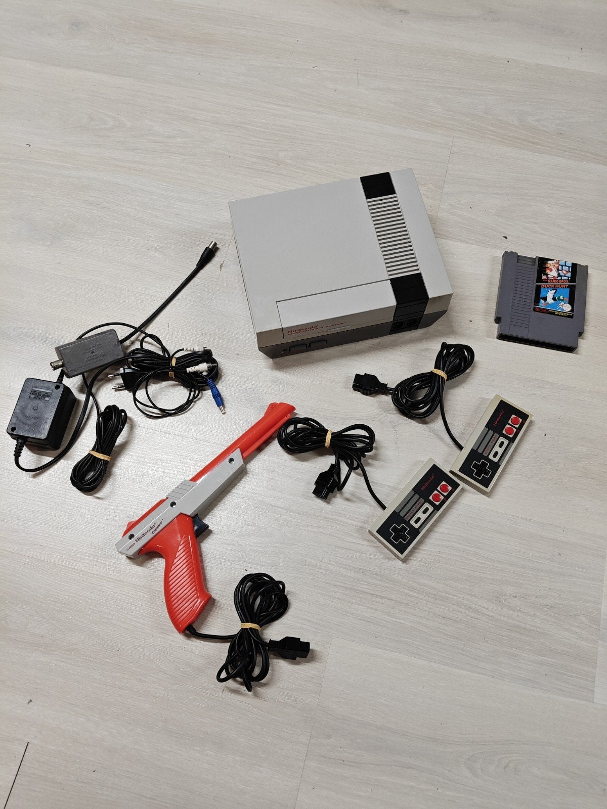 NES action set met Zapper, Controllers en mario duckhunt, Spelcomputers en Games, Spelcomputers | Nintendo NES, Nintendo, Gebruikt