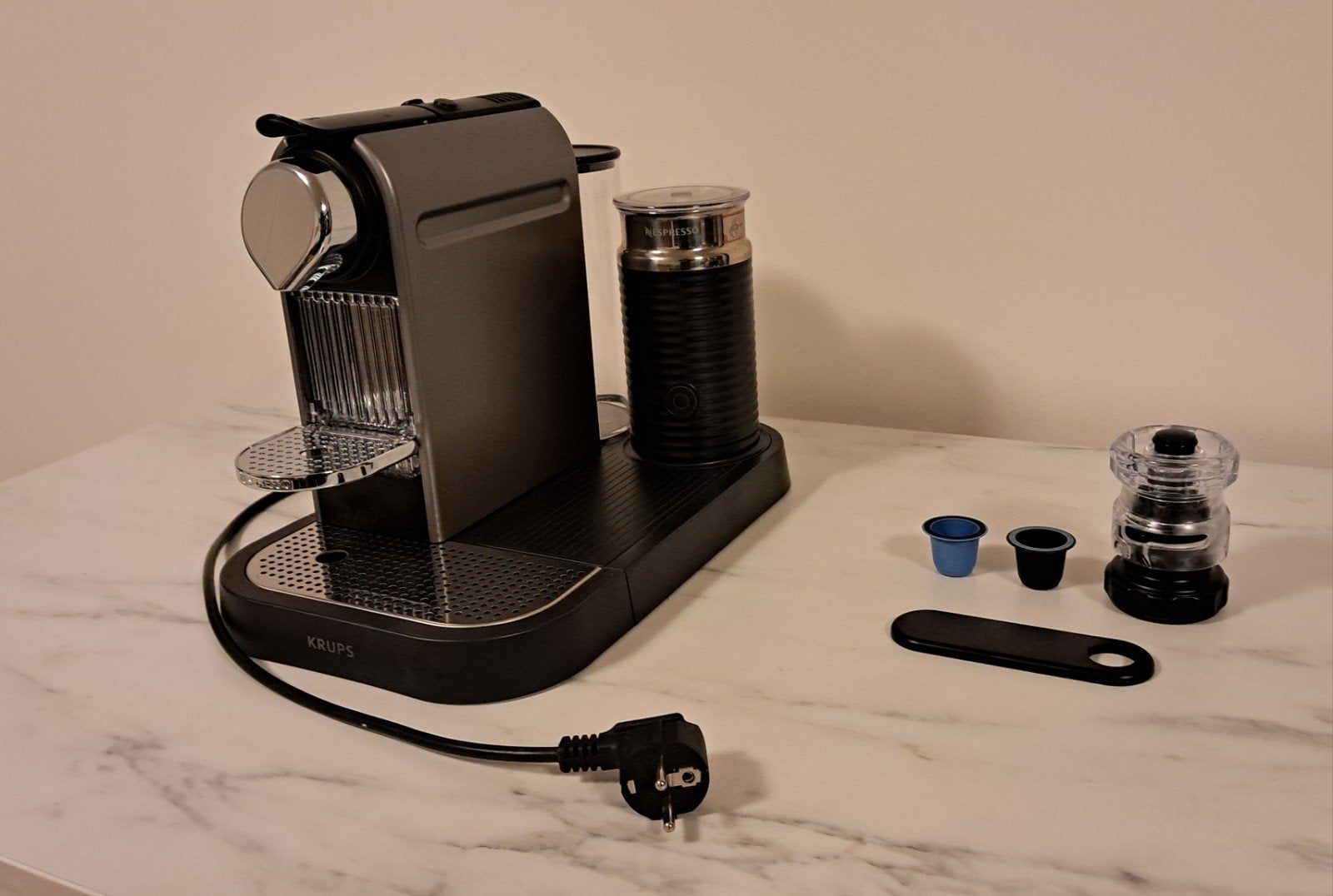 Krups Nespresso apparaat met melkopschuimer, Ophalen, Gebruikt, Espresso apparaat, Koffiepads en cups