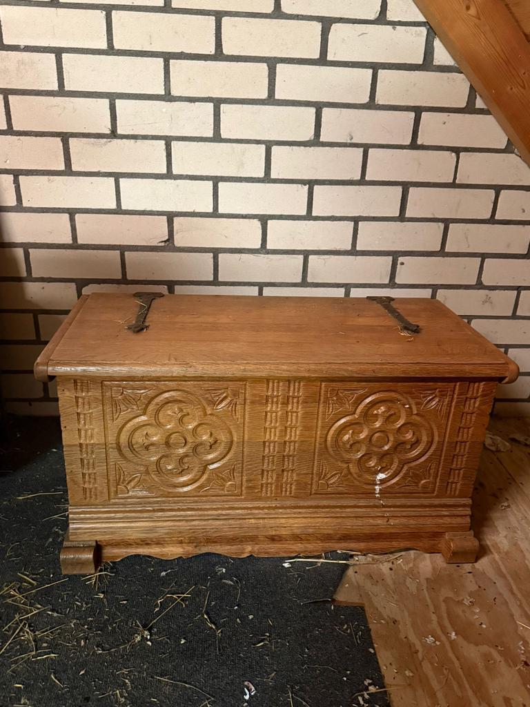 Antieke houten linnenkist / dekenkist met houtsnijwerk, Ophalen