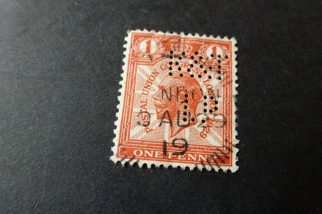 Postzegels - UK - oude George V - 1 penny 1929  perfins, Ophalen of Verzenden, Gestempeld
