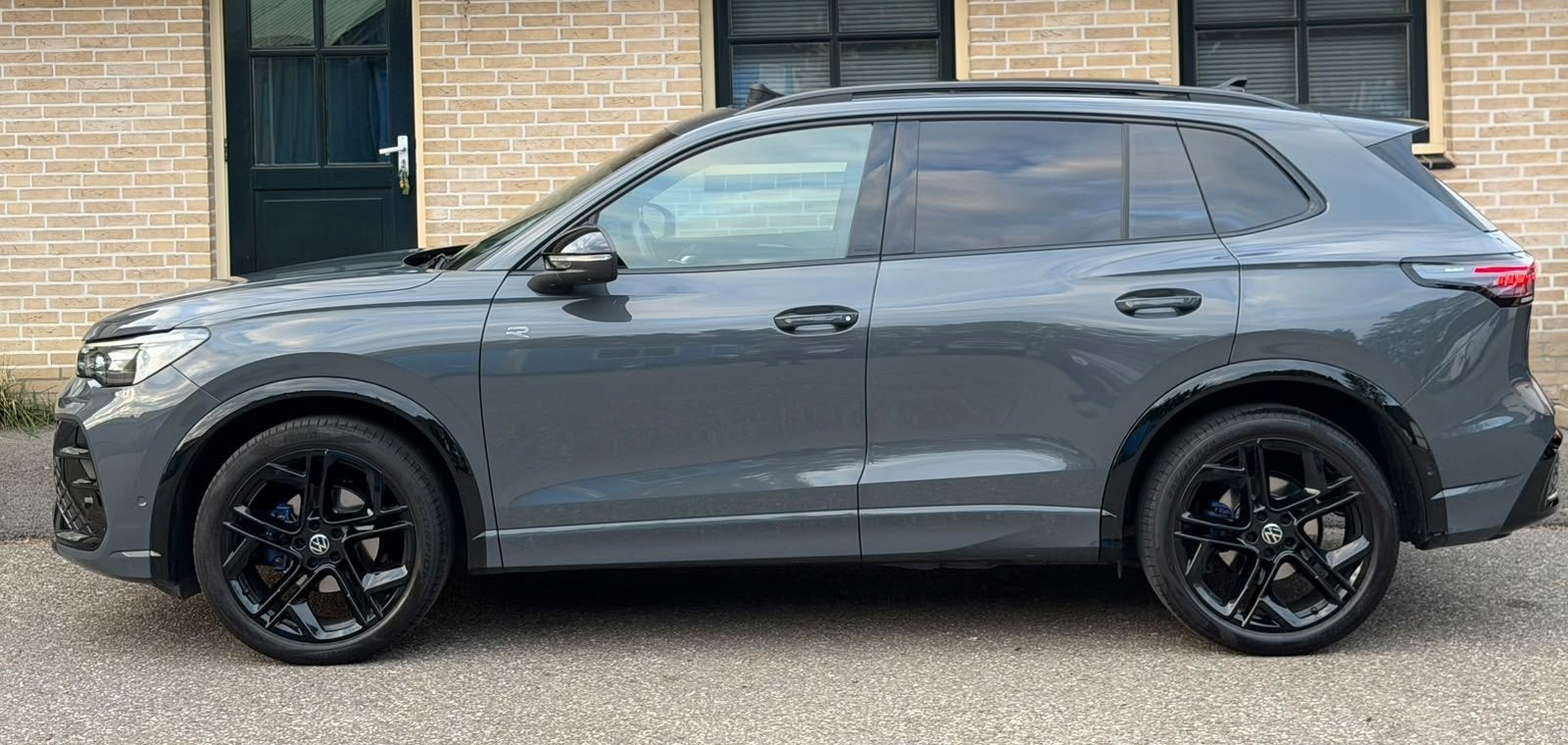 Volkswagen TIGUAN 1.5 eTSI R-Line|PANO|360|TREKHAAK|HUD|H/K, Auto's, Dealer onderhouden, 4 cilinders, 150 pk, Leder