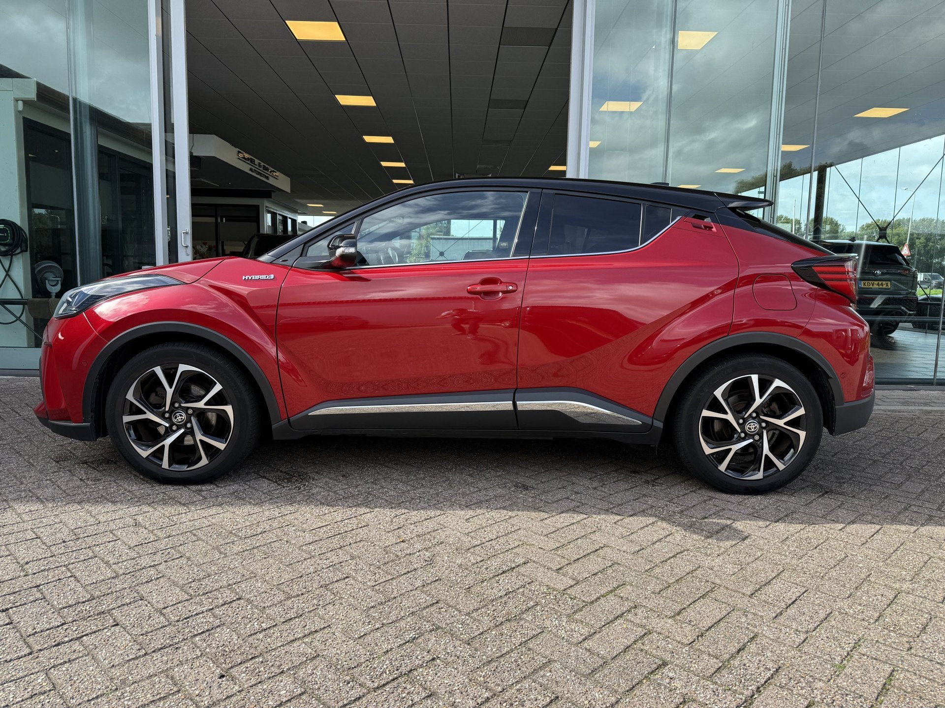 Toyota C-HR 2.0 Hybrid Executive * Trekhaak * JBL * Leder/al, 4 cilinders, 23 km/l, Bedrijf, Hybride Elektrisch/Benzine
