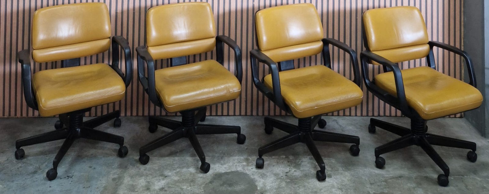 Nog 1 x Vintage bureaustoel okergeel vergaderstoel stoel, Huis en Inrichting, Stoelen, Ophalen of Verzenden, Zo goed als nieuw
