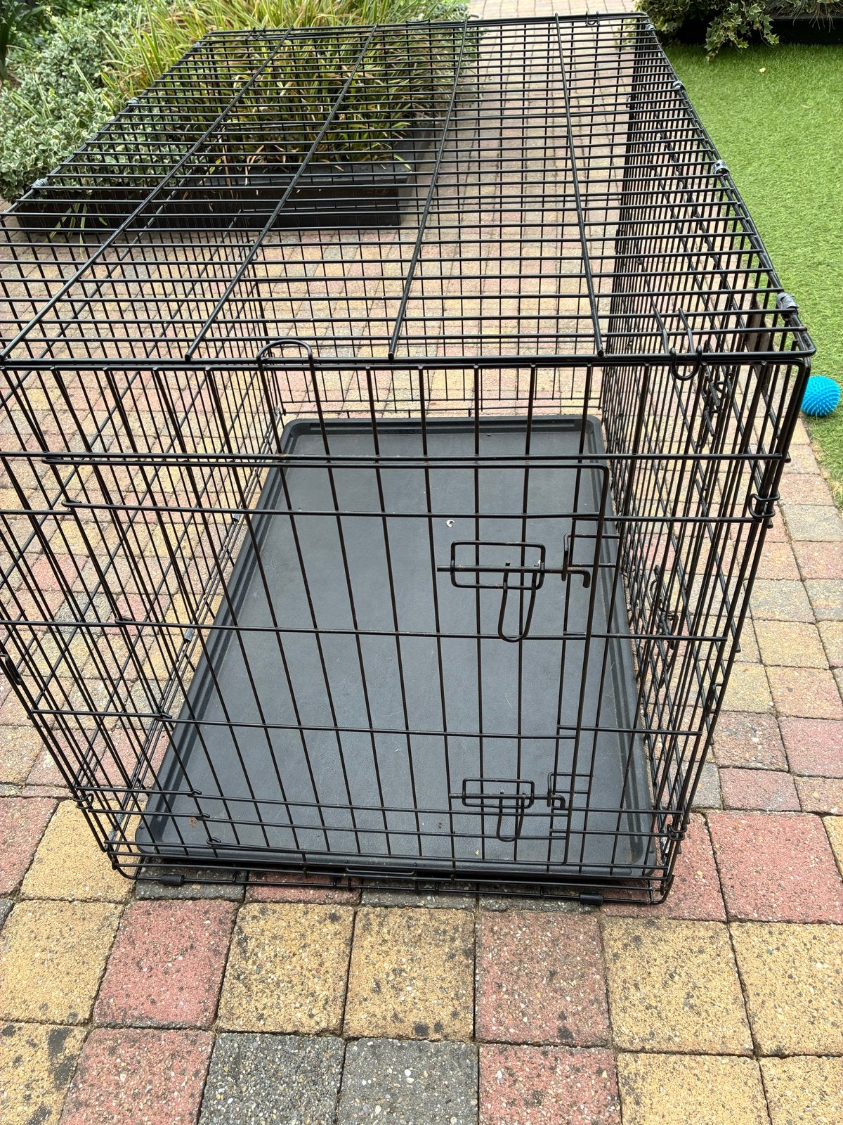 Zwarte honden bench maten staan op foto’s, Ophalen, Zo goed als nieuw