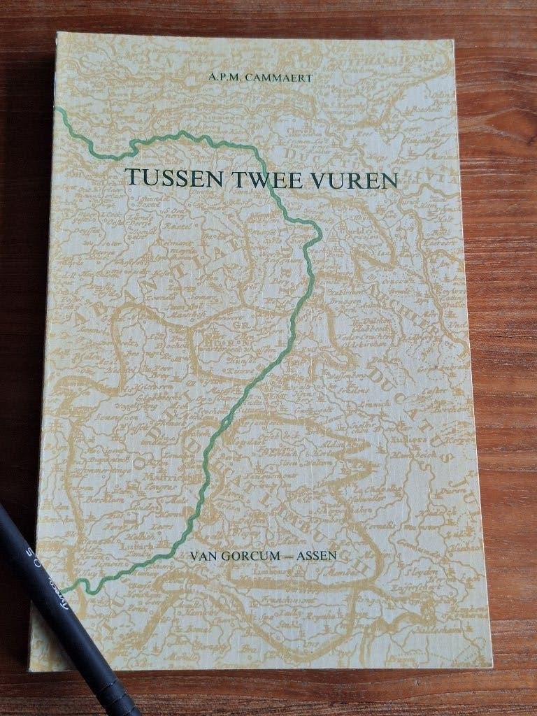 Tussen twee vuren Fronttijd evacuatie oostelijke Maasoever, Ophalen of Verzenden, Tweede Wereldoorlog, Gelezen, Overige onderwerpen