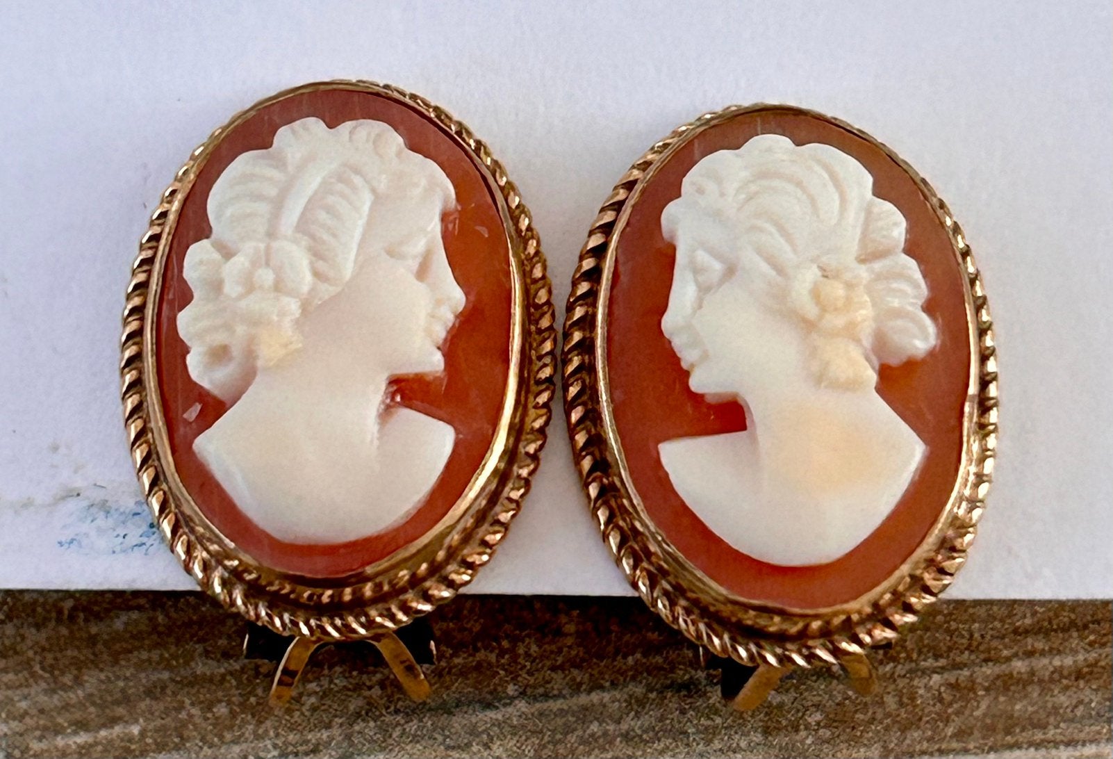 Antieke gouden camee oorbellen-clips, Verzenden, Bruin, Goud, Knopjes of Stekers