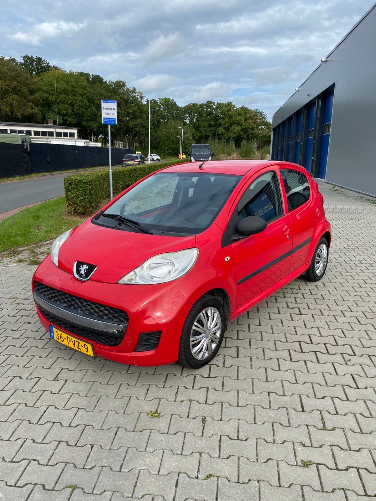 Peugeot 107 1.0 12V XS 5DR 2011 Rood GOEDKOOP RIJDEN, Voorwielaandrijving, Euro 5, Stof, Zwart