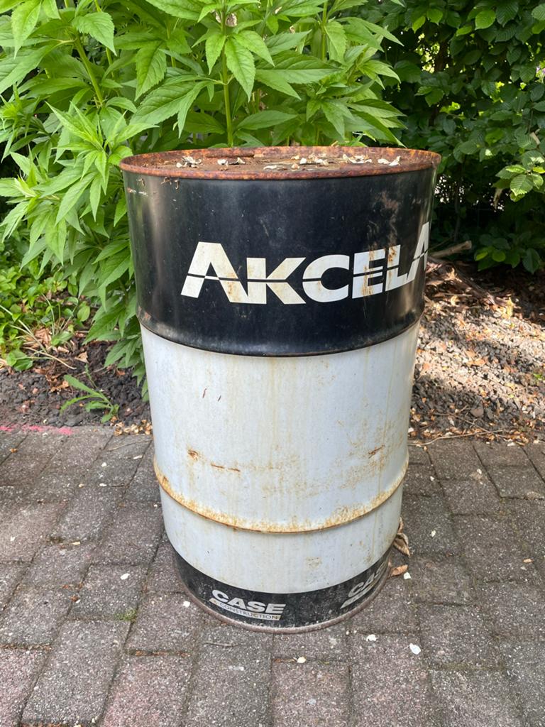 Oude oliedrum / vat, Ophalen, Gebruikt