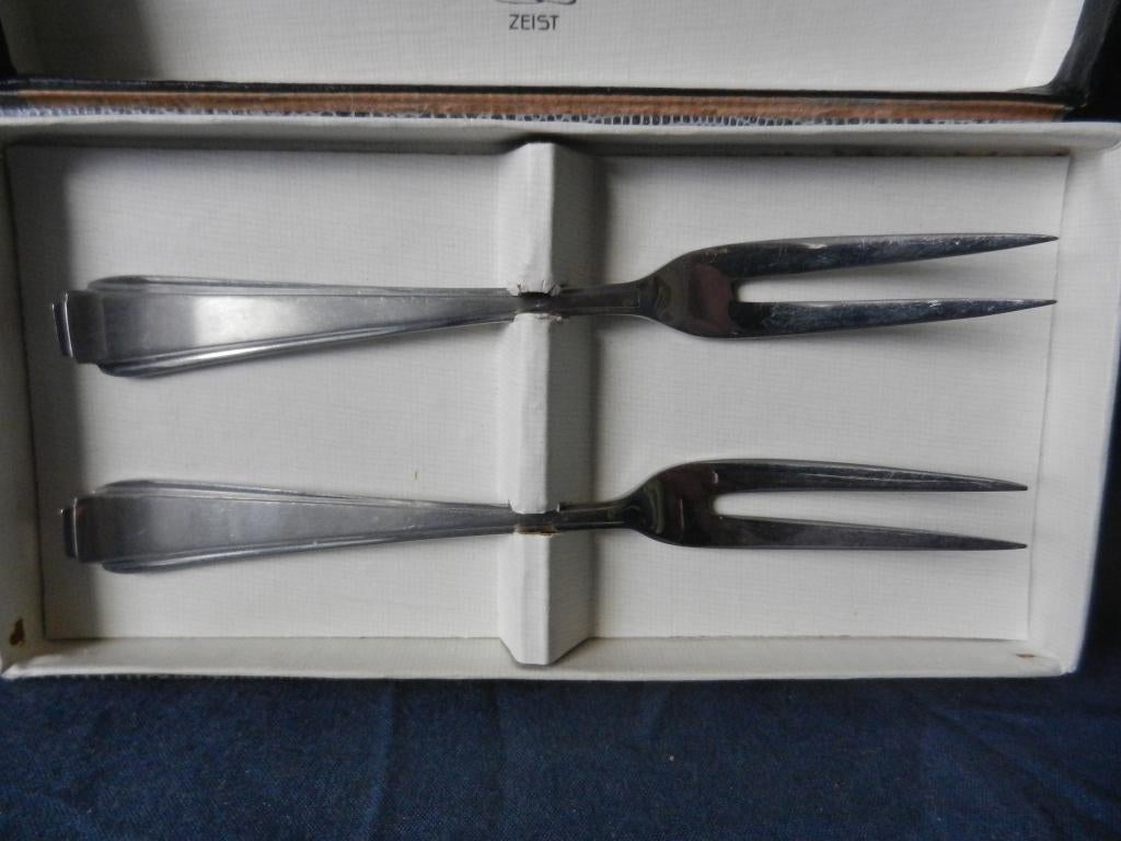 Twee serveervorkjes Sola Zeist model 840 orginele doos Mint, Antiek en Kunst, Antiek | Bestek, Ophalen of Verzenden