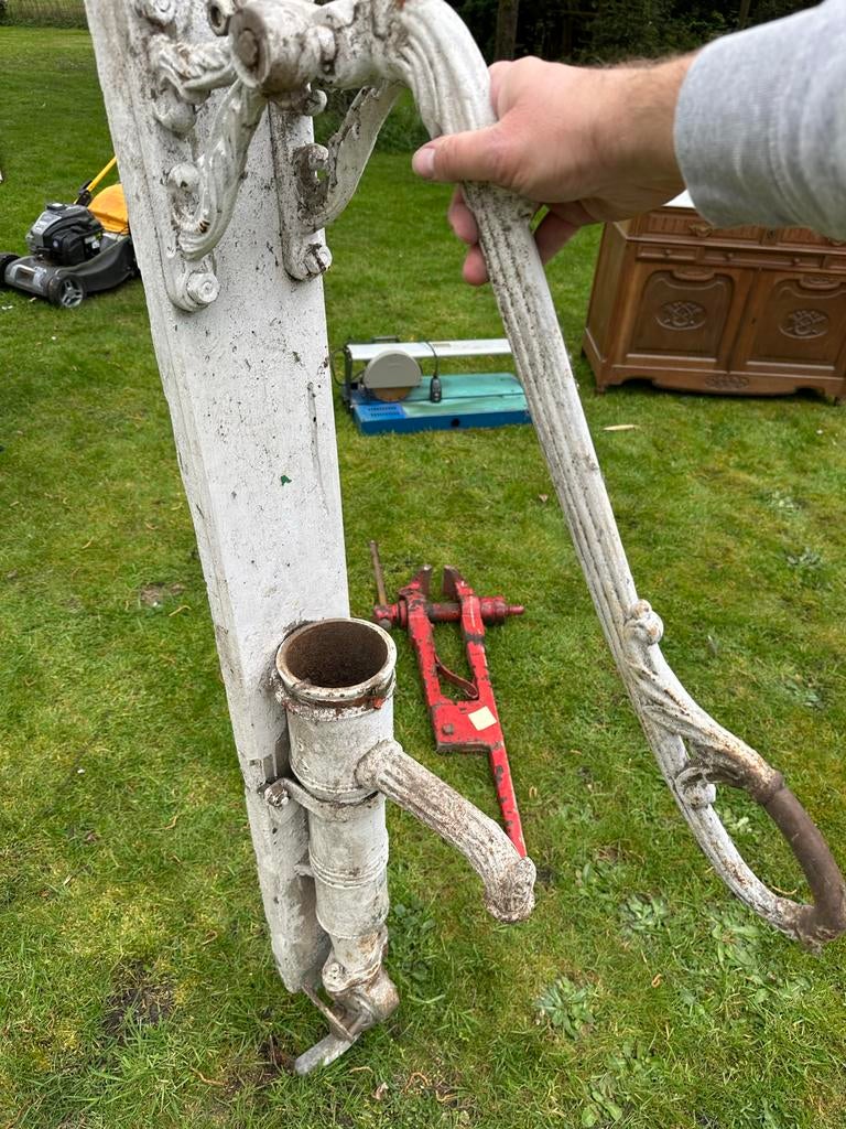 Oude waterpomp, Ophalen