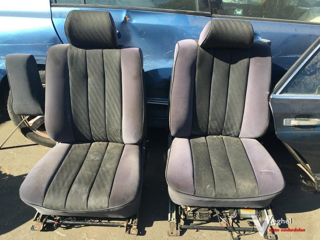 Mercedes W126 1985  Interieur  2 x Stoelen  elektr. met arms