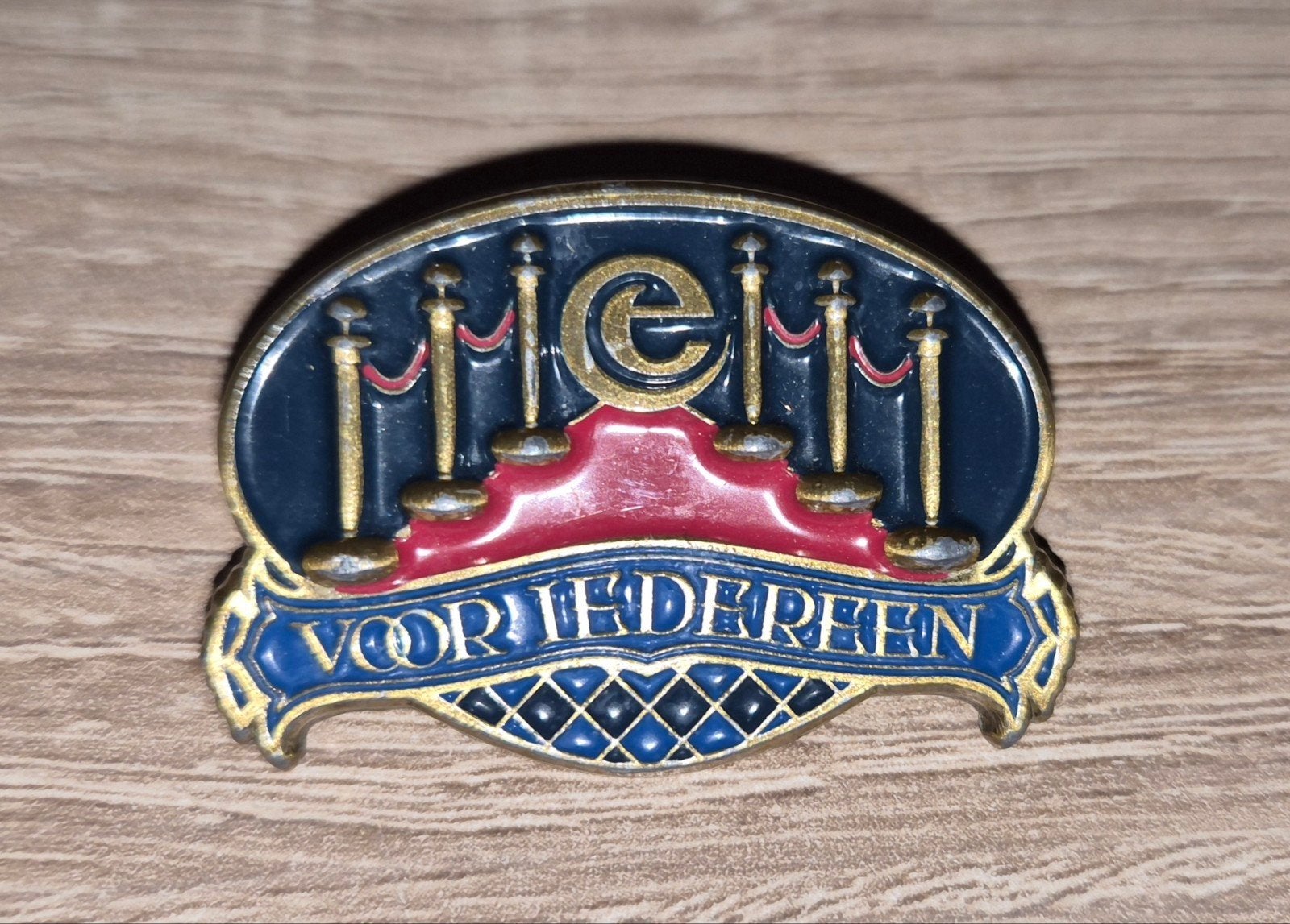 Exclusieve Efteling Medewerkerspin 'Voor Iedereen', Ophalen of Verzenden, Nieuw, Button of Speldje