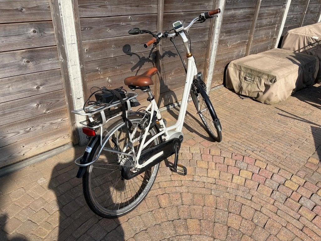 Foto 4 van Elektrische damesfiets Batavus Milano framemaat 48 cm