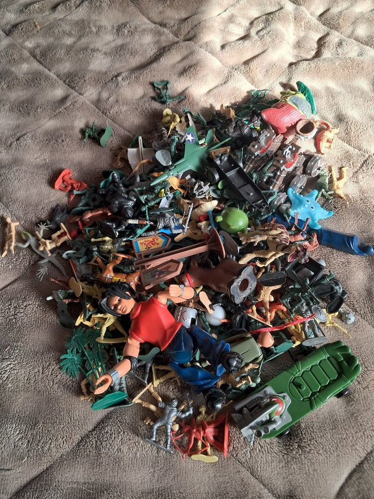 Pastic bak met allerlei poppetjes, Verzamelen, Ophalen of Verzenden, Gebruikt