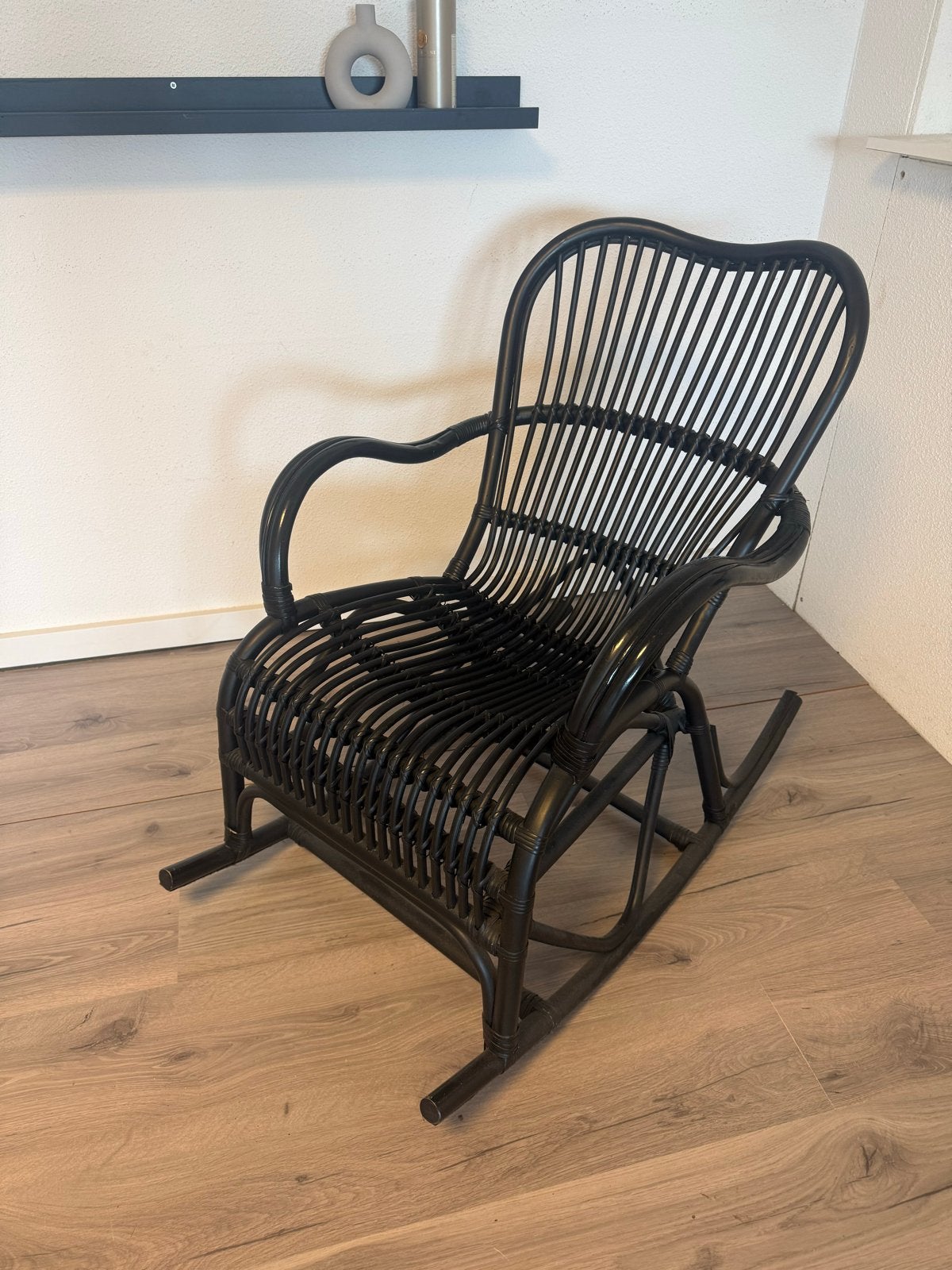 Zwarte rotan schommelstoel, Huis en Inrichting, Stoelen, Ophalen, Zwart, Riet of Rotan, Zo goed als nieuw