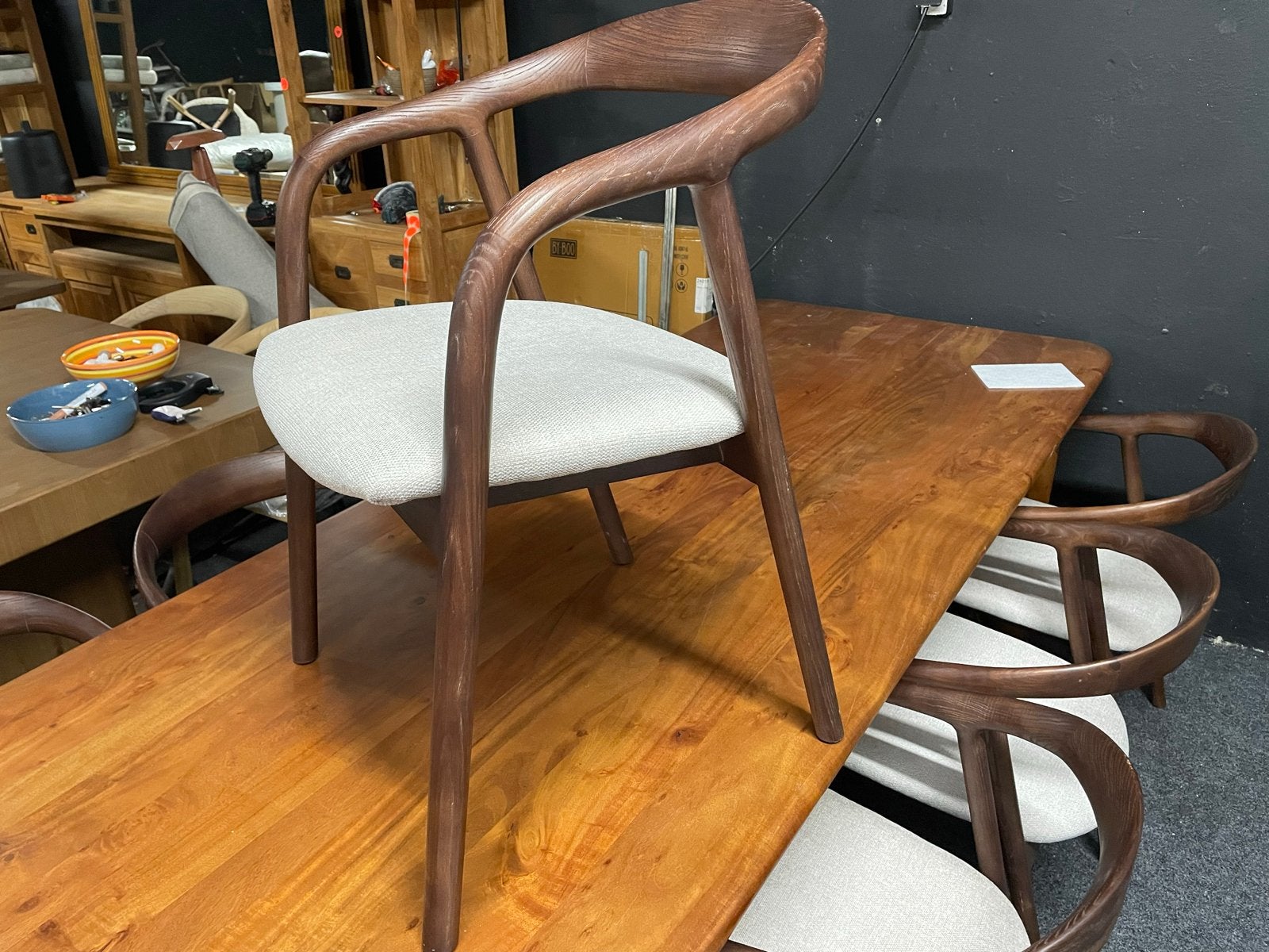 Elegante eetkamerstoel japandi massief essen stoffen zitting, Huis en Inrichting, Ophalen, Bruin, Nieuw, X