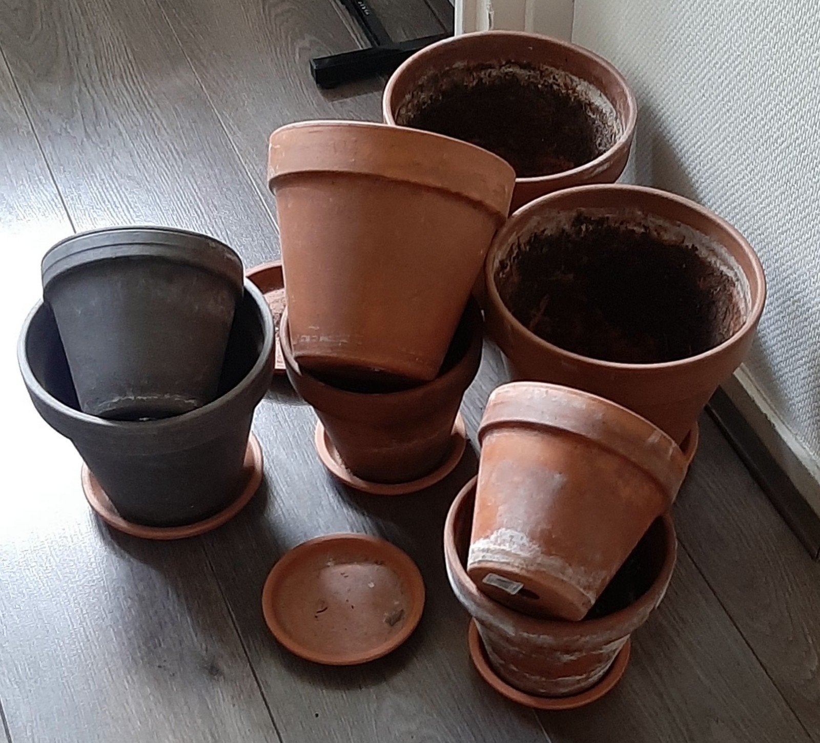 8 terracotta potten met 7 onderzetters, Ophalen, Gebruikt, Rond, Balkon