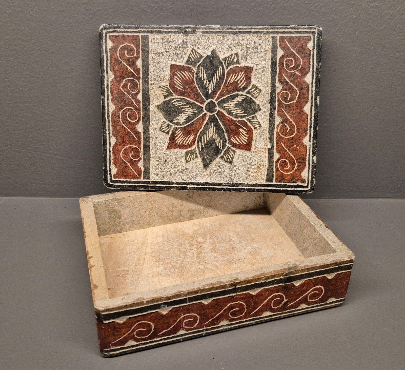 Handgesneden stenen doos met bloemmotief 14x10.5 CM, Ophalen of Verzenden