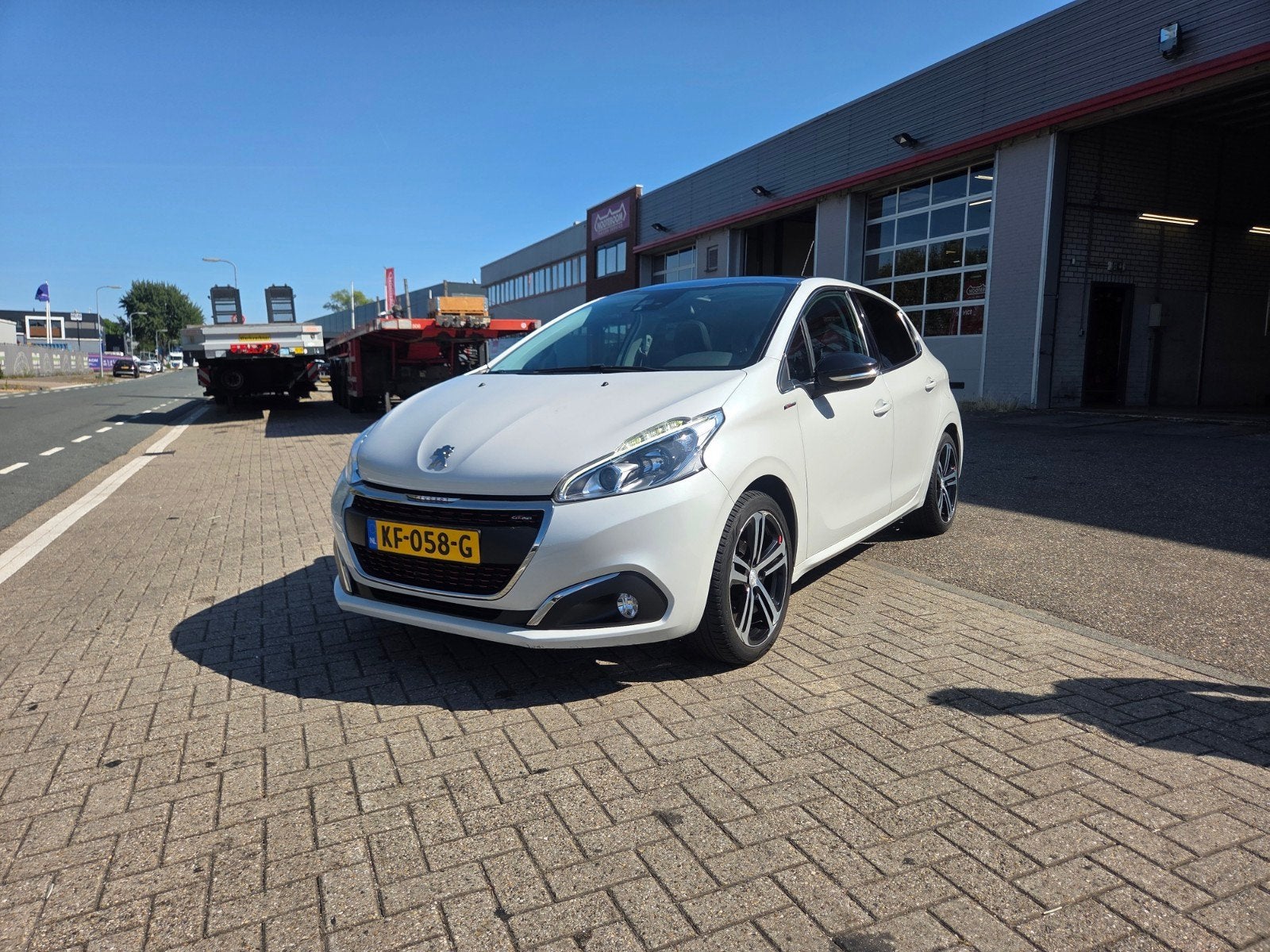 Peugeot 208 GT 1.2 VTI 81KW/110PK 5-D 2016 Wit, Voorwielaandrijving, Dealer onderhouden, 40 €/maand, Parkeerassistent