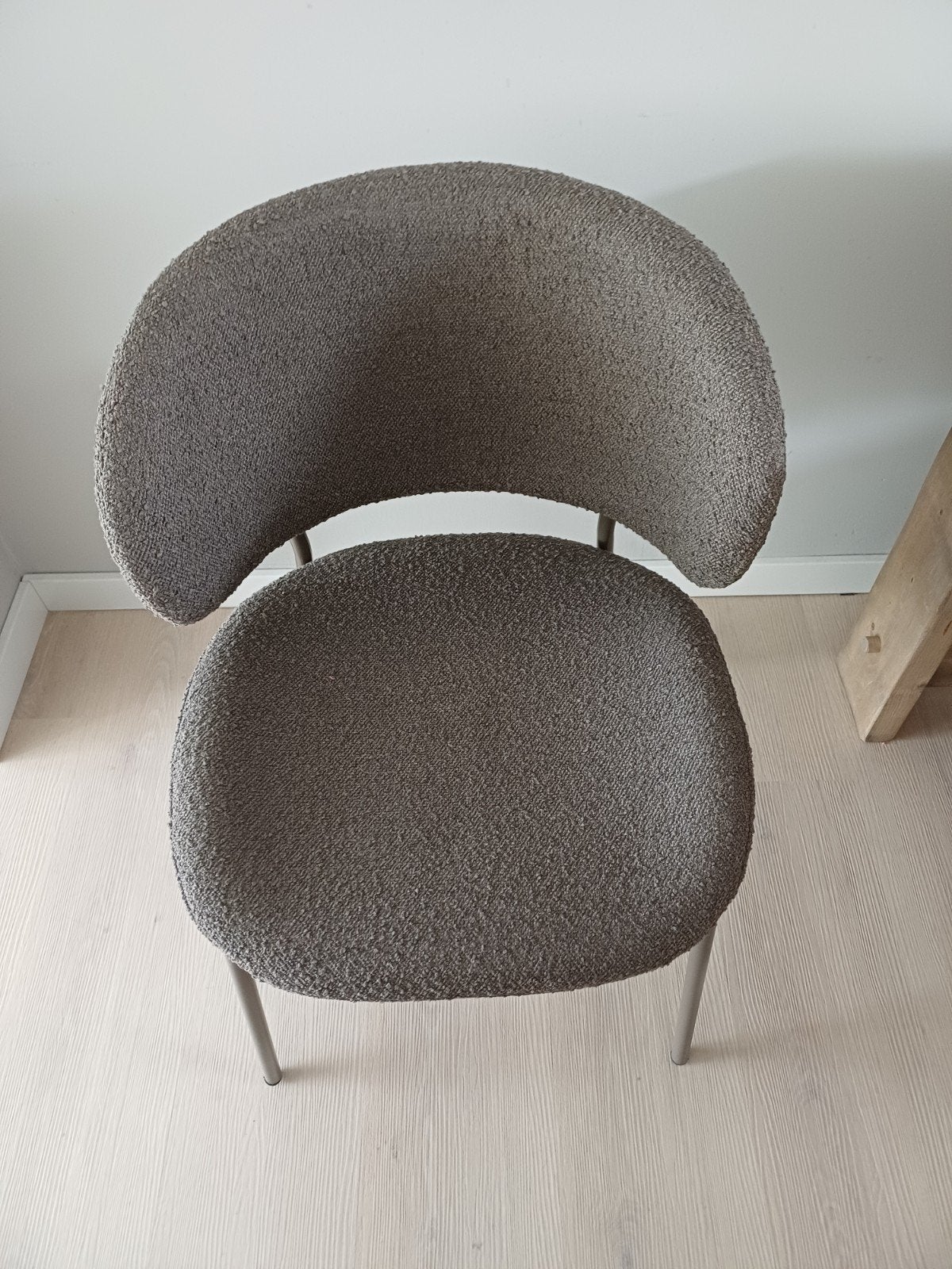 4 bouclé eetkamerstoelen in taupe., Huis en Inrichting, Stoelen, Ophalen, Bruin, Zo goed als nieuw, Vier