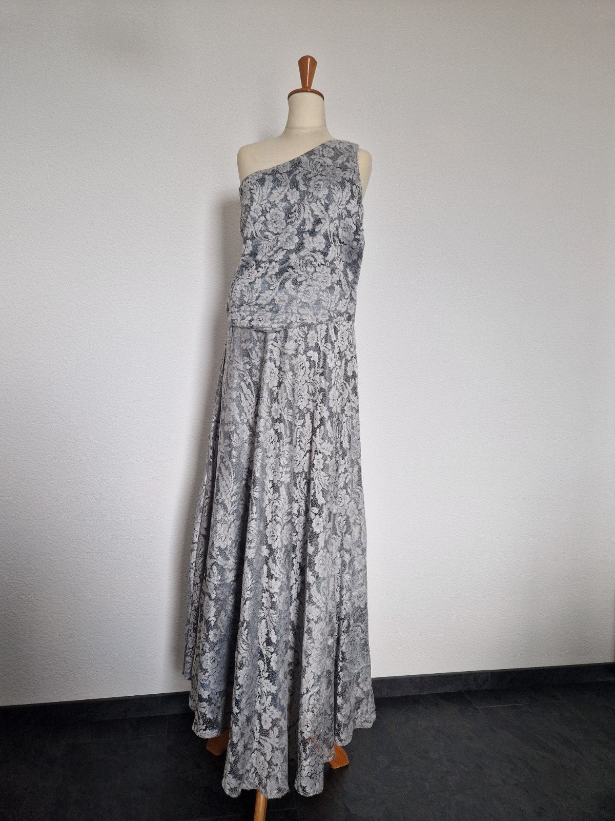 Elegante grijze Ghagra met kant en sjaal, Kleding | Dames, Maat 38/40 (M), Handmade, Ophalen of Verzenden, Grijs