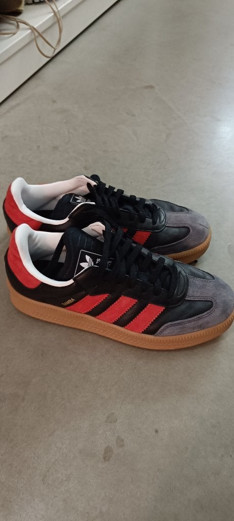 Adidas 42 zwart rood, Adidas, Zwart, Nieuw, Ophalen of Verzenden