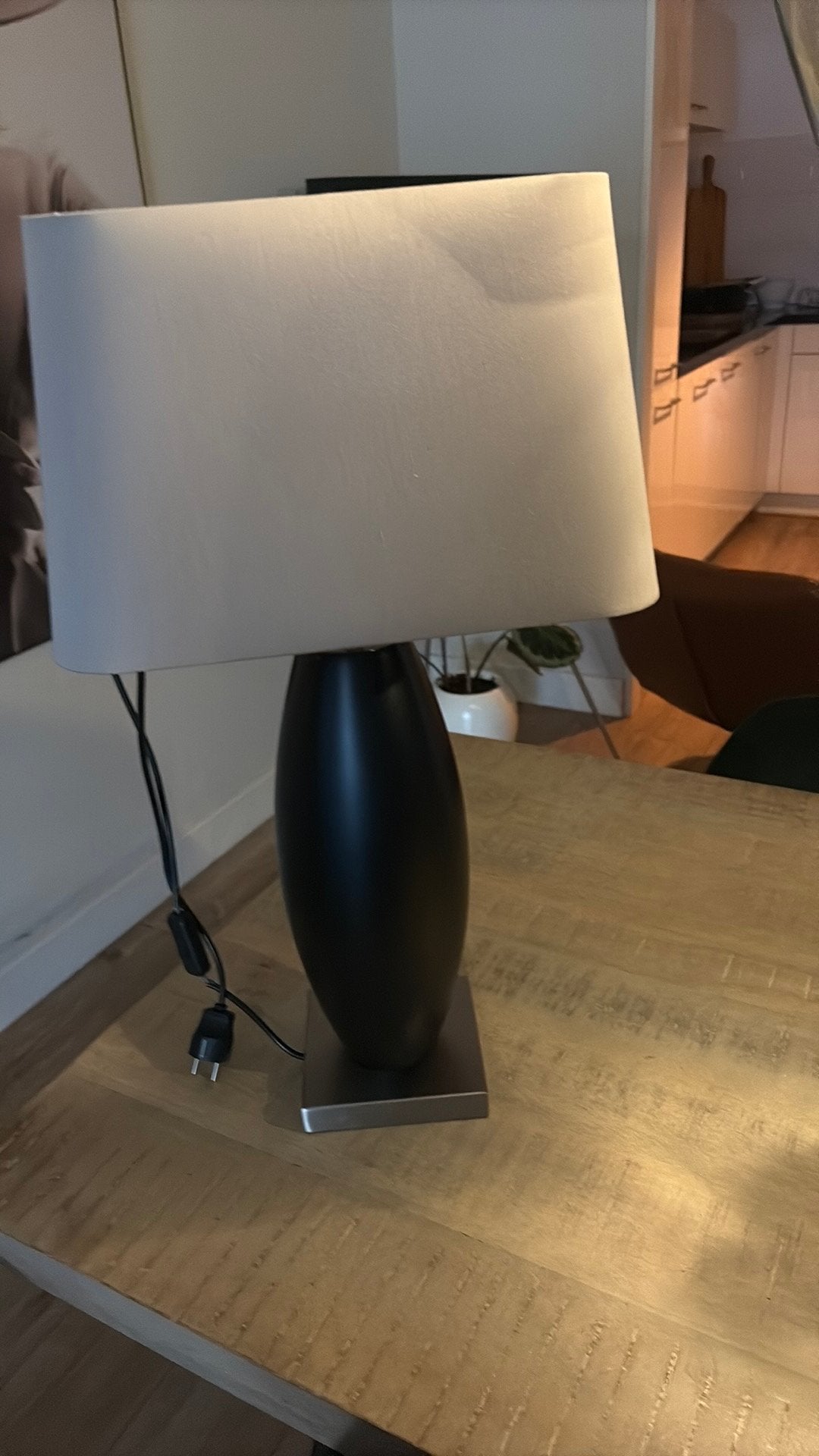 Lamp gebroken witte kap en zwarte voet., Huis en Inrichting, Lampen | Tafellampen, Ophalen, Zo goed als nieuw