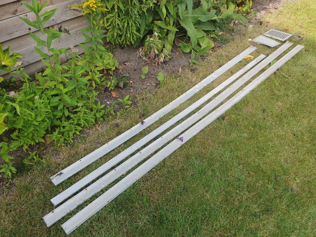4x Waterslagprofiel aluminium + eventueel twee roosters., Ophalen, Gebruikt, Aluminium
