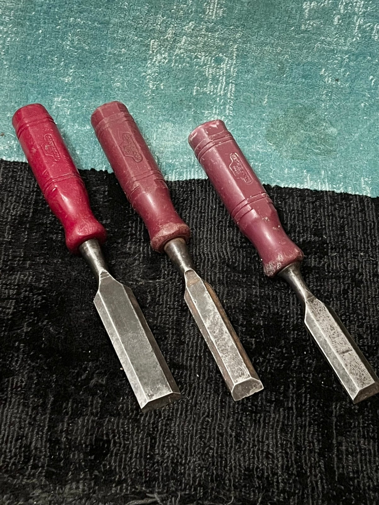 Nooitgedagt Set van 3 vintage beitels met rode handvatten, Antiek en Kunst, Antiek | Gereedschap en Instrumenten, Ophalen of Verzenden