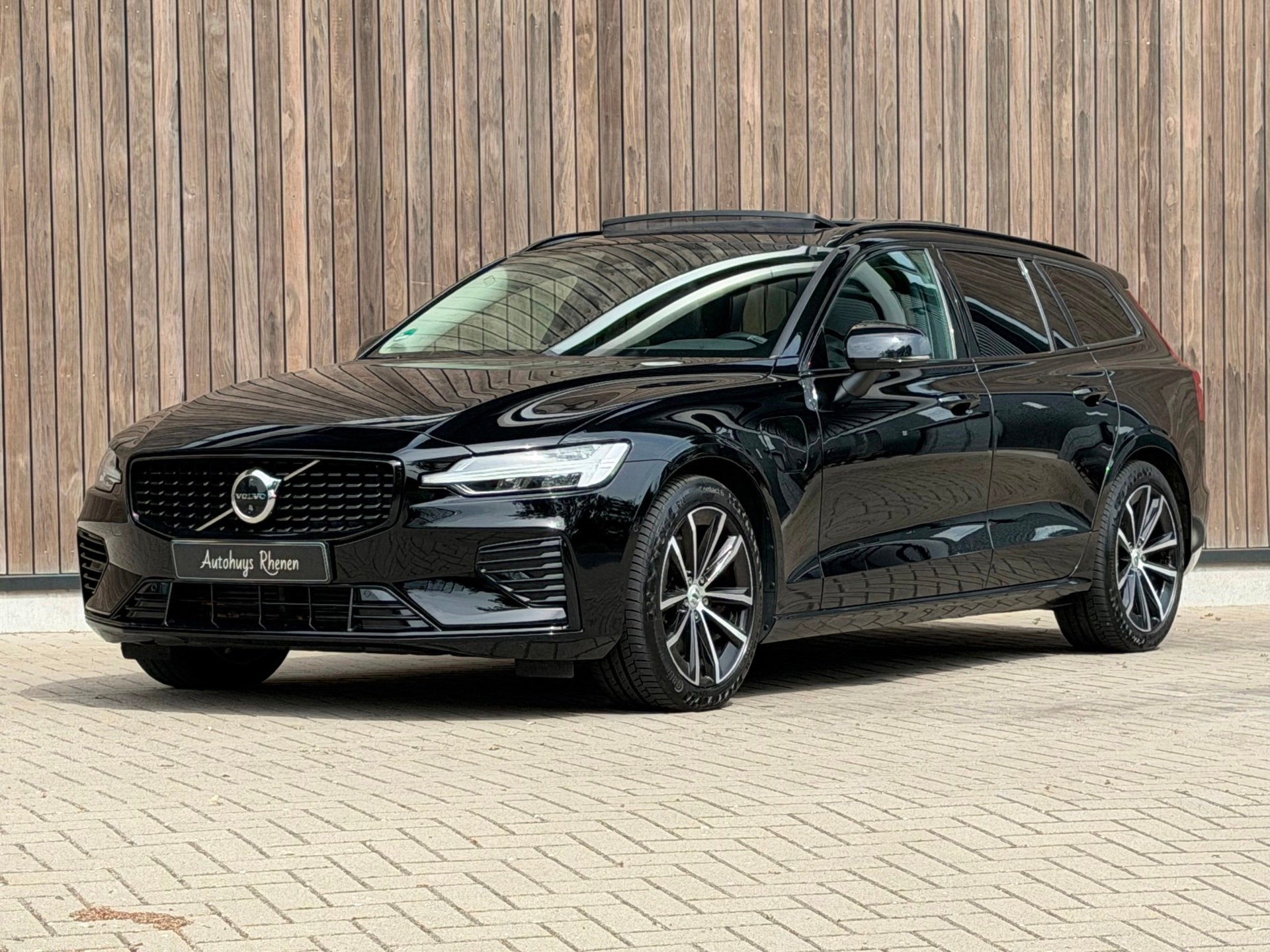 Volvo V60 2.0 T6 Plug-in hybrid AWD Plus Dark / Panoramadak, Automaat, Gebruikt, 4 cilinders, Zwart