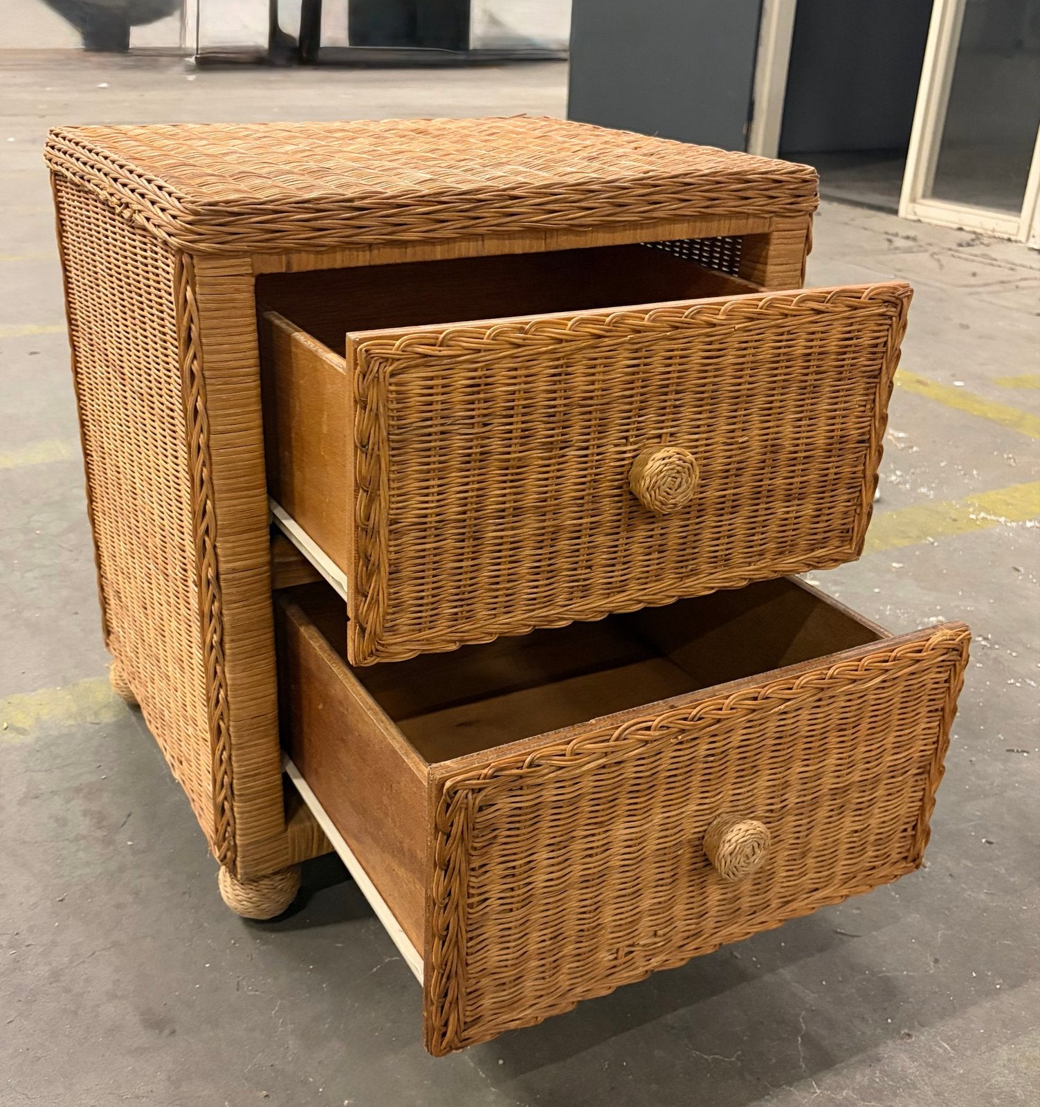 Rotan nachtkastje met 2 lades, Ophalen, Overige materialen, Gebruikt, 55 tot 70 cm