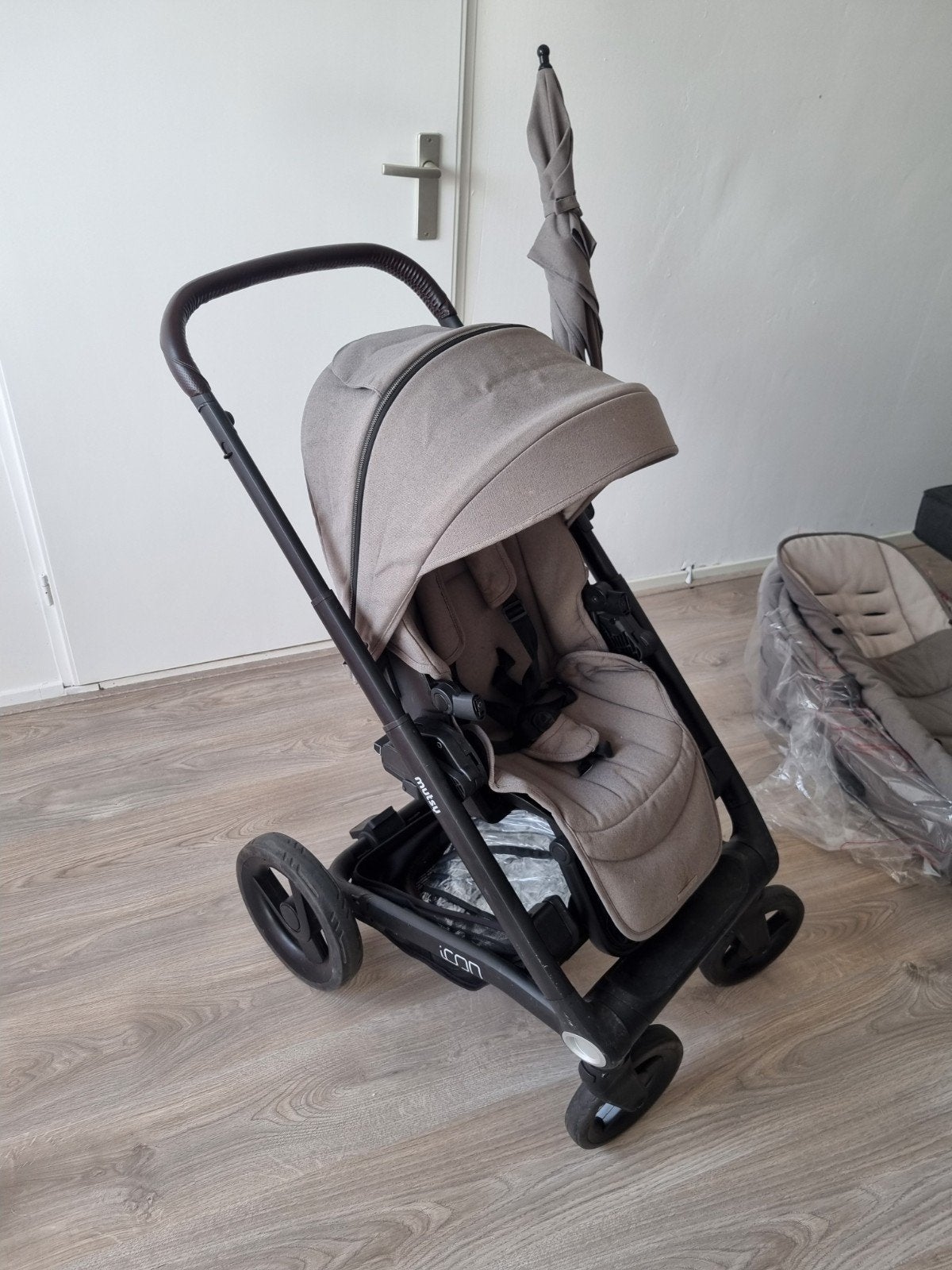 Foto 4 van Mutsy Igo kinderwagen met reiswieg en accessoires