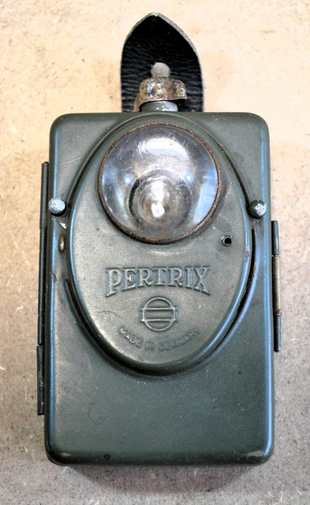 Pertrix 667 zaklamp., Ophalen of Verzenden, Landmacht, Overige gebieden, Overige typen