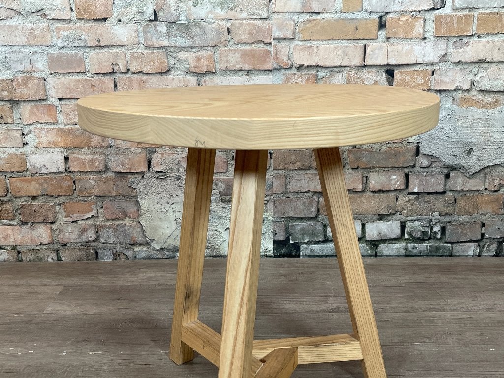 Houten Bijzettafel bij TheReSales, Huis en Inrichting, Tafels | Bijzettafels, Design, Rond, 55 tot 75 cm, Zo goed als nieuw