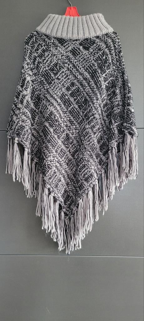 Stijlvolle Zwart-Witte Poncho met Franjes, Onbekend, Ophalen of Verzenden, Zo goed als nieuw