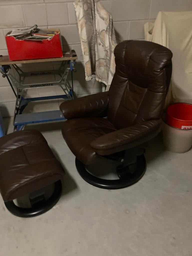 Comfortabele bruine leren relaxfauteuil met voetenbank, Ophalen of Verzenden, Gebruikt, Leer, 75 tot 100 cm