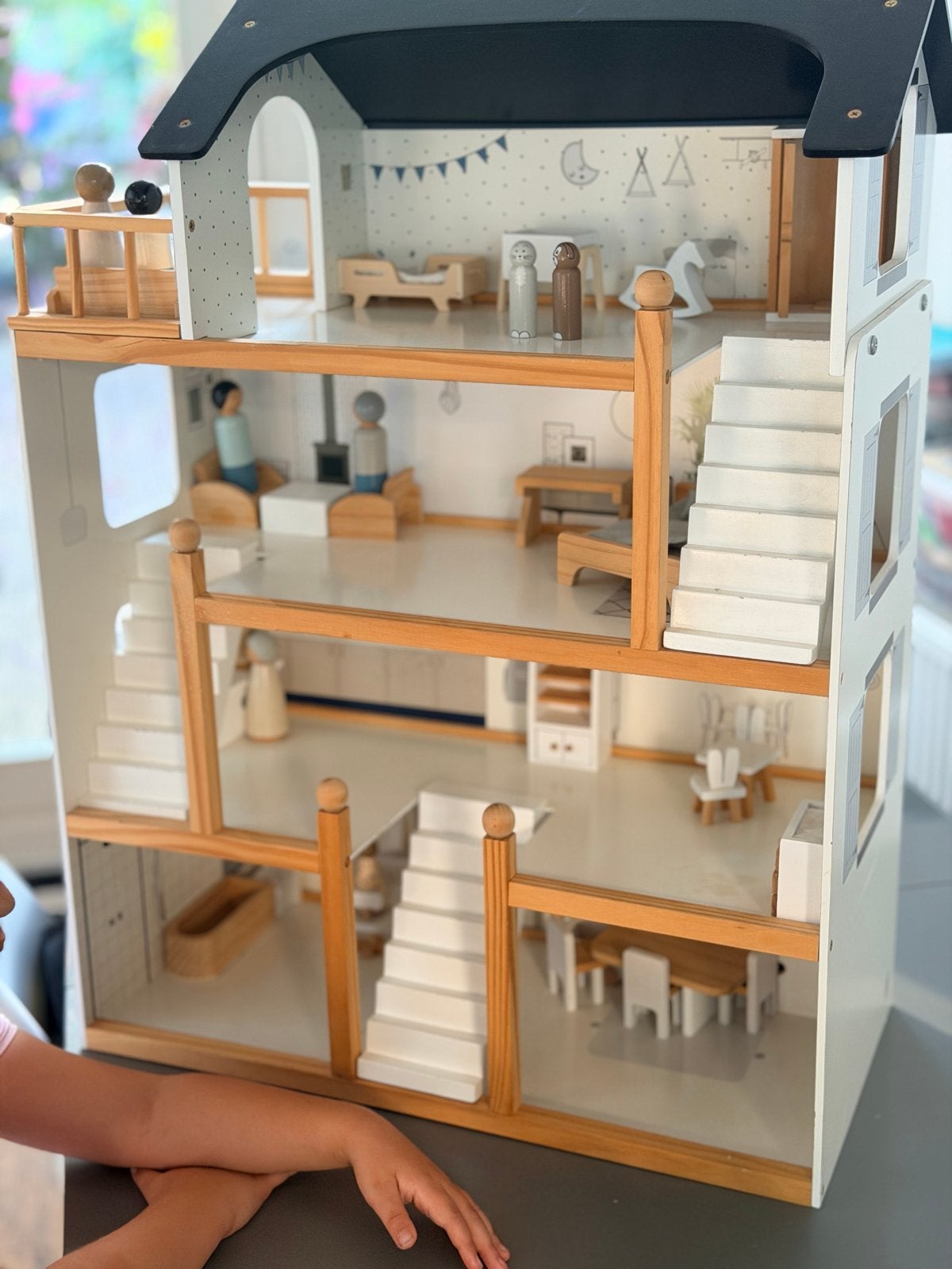 Poppenhuis Petite Amélie met meubels en poppetjes, Kinderen en Baby's, Speelgoed | Poppenhuizen, Ophalen, Zo goed als nieuw, Poppenhuis