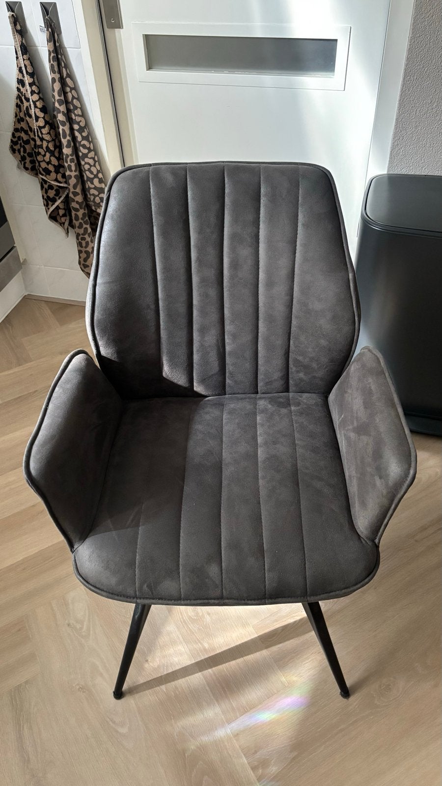 4 eetkamerstoelen: 2 bruine en 2 grijze stoelen, Huis en Inrichting, Stoelen, Ophalen, Gebruikt, Overige kleuren, Vier
