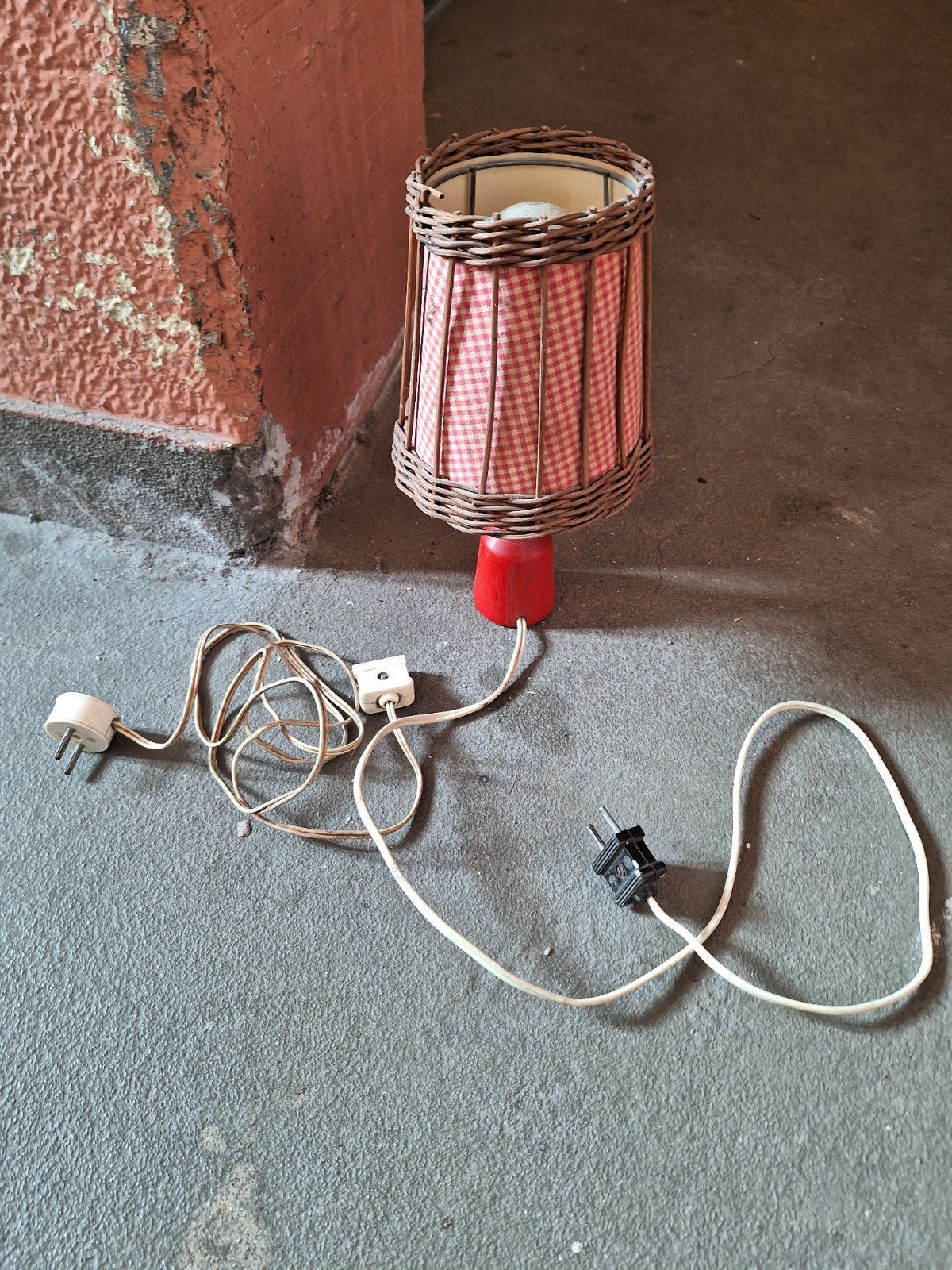 Vintage tafellampje jaren '50 - Rood met rieten kap, Ophalen of Verzenden
