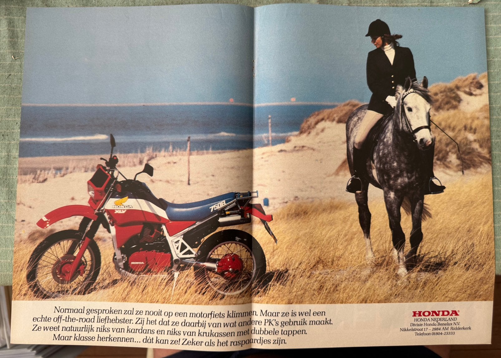 Advertentie Poster Honda XLV750R, Verzenden, Zo goed als nieuw, Gebouw