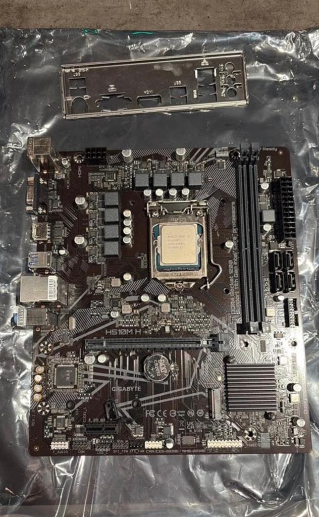Moederbord Gigabyte DDR4 Socket 1200 met I5 processor, Ophalen of Verzenden, Zo goed als nieuw, DDR4