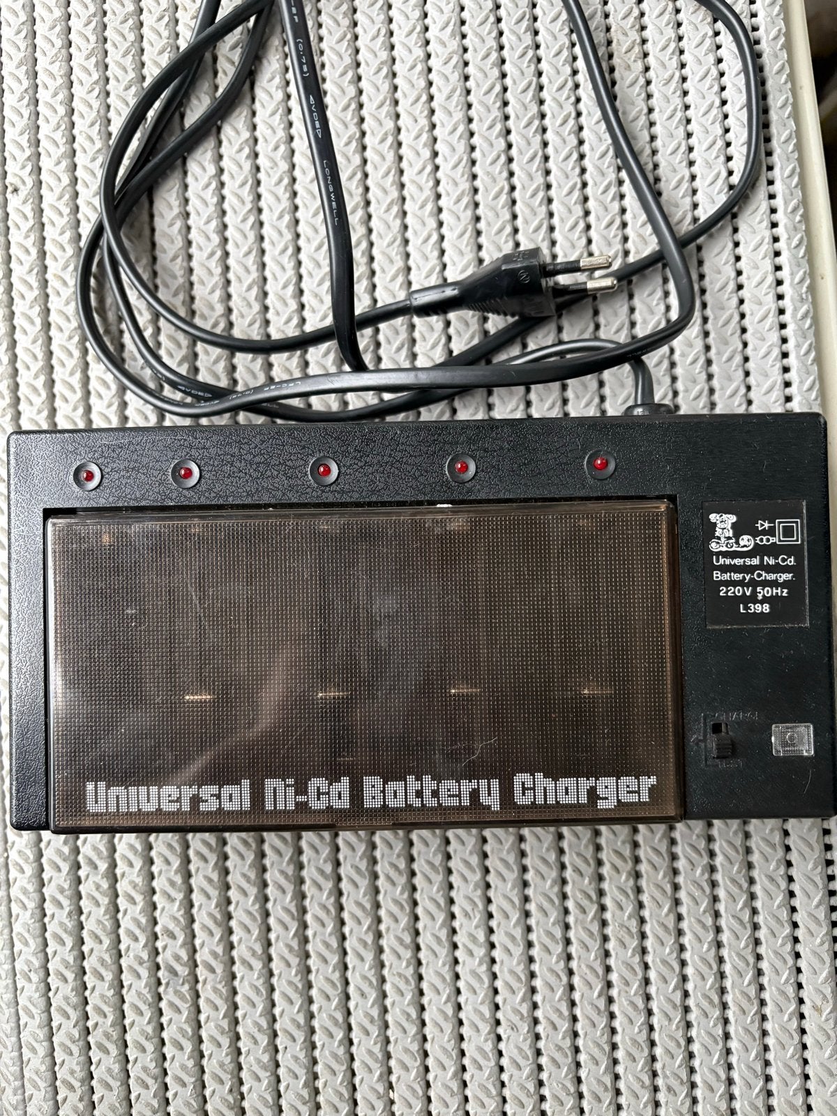Universele Ni-Cd Batterijlader - L398, Ophalen of Verzenden, Gebruikt