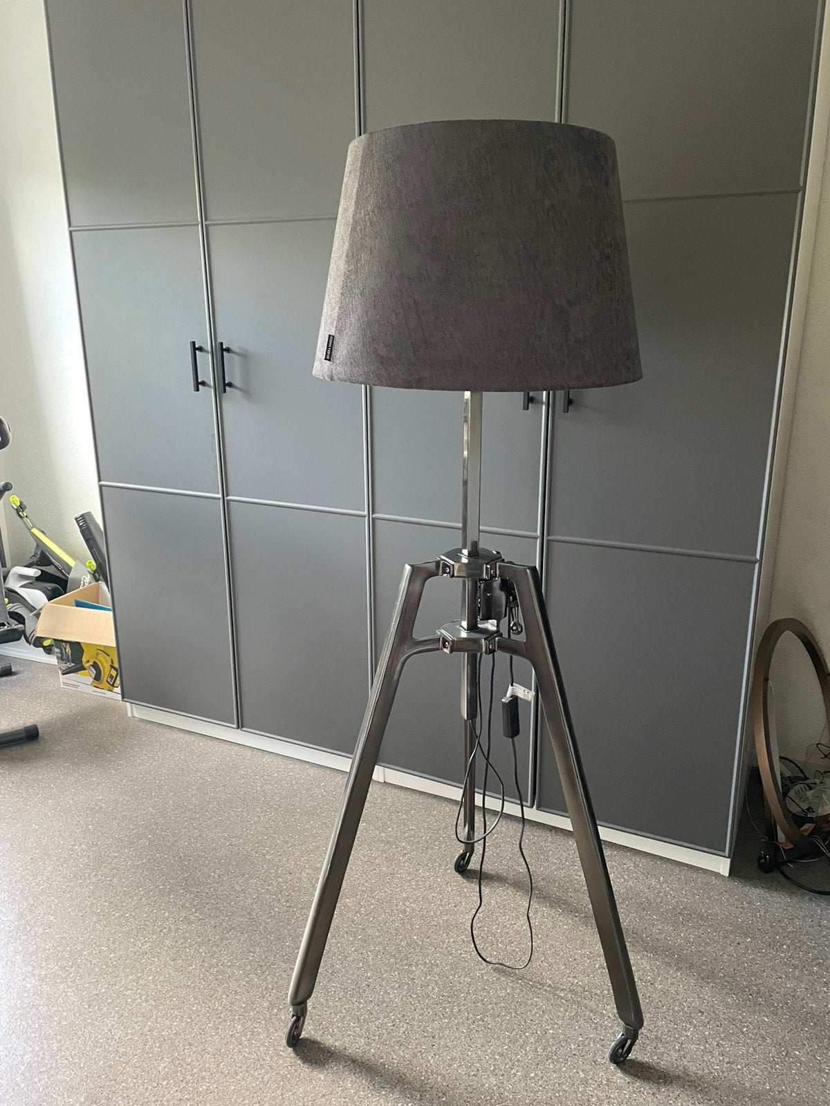 Driepoot antraciet verrijdbare op hoogte verstelbare lanp, Ophalen, Zo goed als nieuw, Minder dan 100 cm