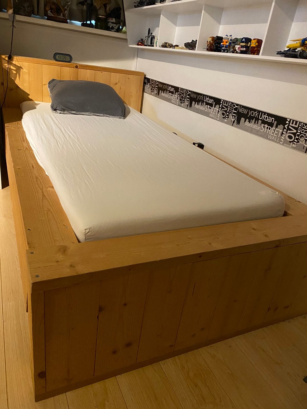 Grenen houten bed, Huis en Inrichting, Slaapkamer | Bedden, Ophalen, 90 cm, Eenpersoons, Zo goed als nieuw