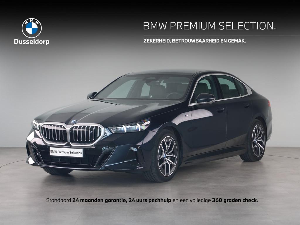 BMW i5 eDrive40 84 kWh M Sport Trekhaak Accu SoH 100%, Auto's, Achterwielaandrijving, Gebruikt, Skiluik, Met garantie (alle)