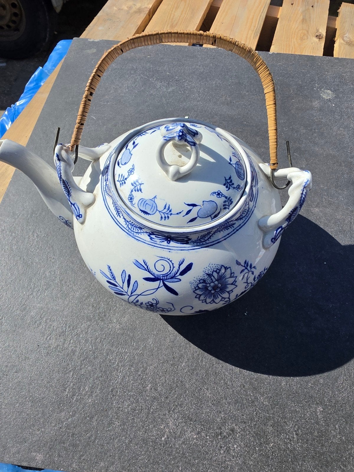 Antieke Delfts Blauwe Theepot met Bamboe Handvat, Antiek en Kunst, Ophalen of Verzenden