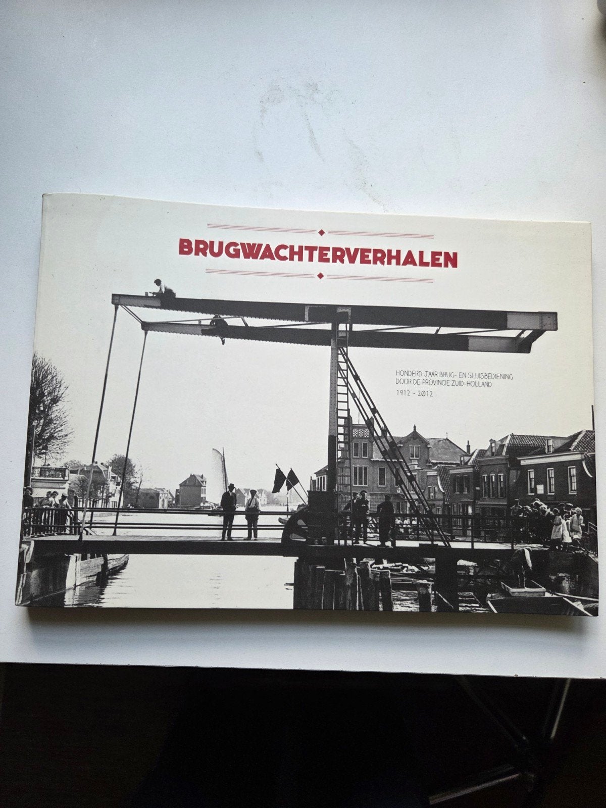 Brugwachterverhalen: 100 jaar brug- en sluisbediening, Boeken, Ophalen of Verzenden, 20e eeuw of later, Zo goed als nieuw, Provincie Zuid-Holland