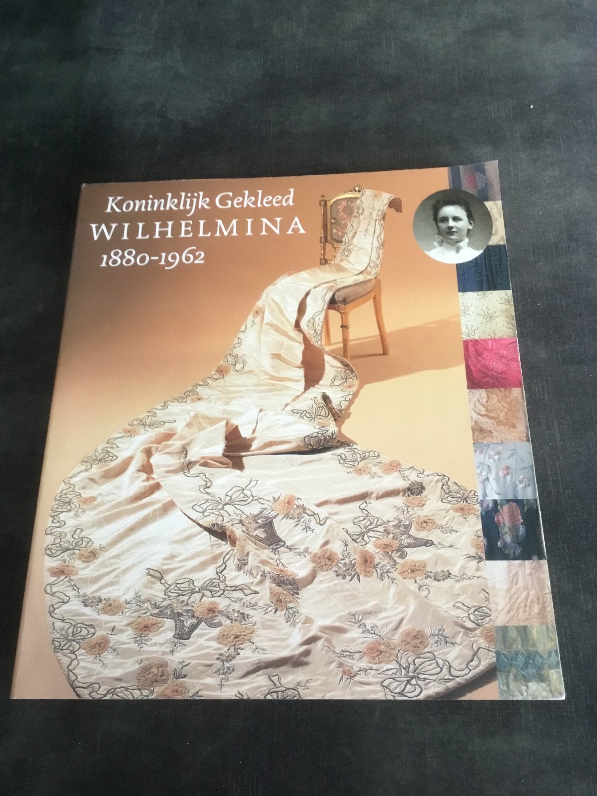 Koninklijk Gekleed Wilhelmina 1880-1962 - Historisch Boek, Ophalen of Verzenden, Zo goed als nieuw, Nederland